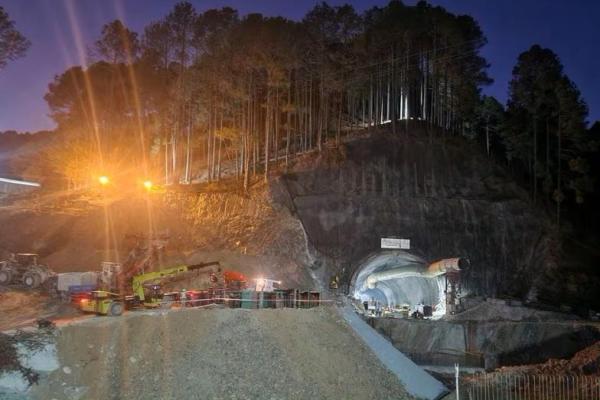 Penyelamat India Kirimkan Makanan Lewat Pipa Kedua Di Terowongan Runtuh