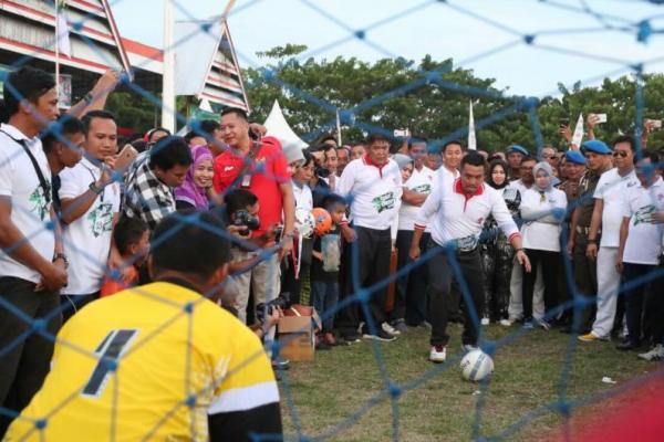 Pembukaan Gala Desa 2017 ini ditandai dengan kick off cabang olahraga oleh Menpora bersama Bupati Bulukumba dan semua SKPD di lapangan tenis meja, bola voli, bulutangkis, sepak takraw dan sepakbola.