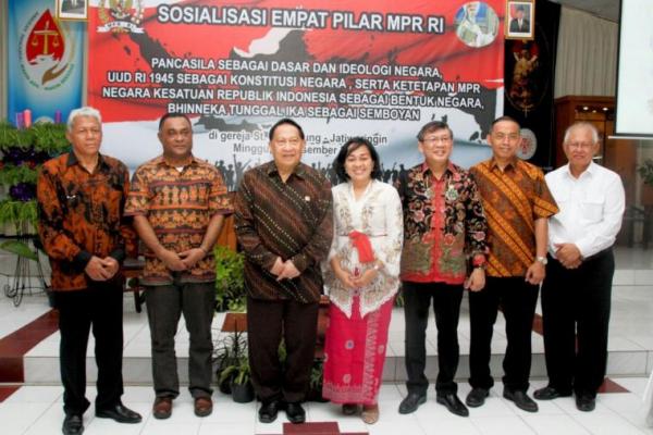 Di hadapan jemaah Gereja ST. Leo Agung, Jatiwaringin Jakarta Timur, Wakil Ketua MPR RI EE. Mangindaan mengajak masyarakat Nasrani menjaga Pancasila dengan baik