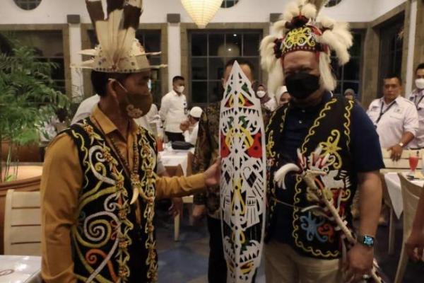 Ketua Umum dan Sekretaris Umum Dewan Adat Dayak Kalimantan Timur, Zainal Arifin dan Martinus Usat, menemui Ketua DPD RI, AA LaNyalla Mahmud Mattalitti di sela kunjungan kerjanya di Kalimantan Timur.