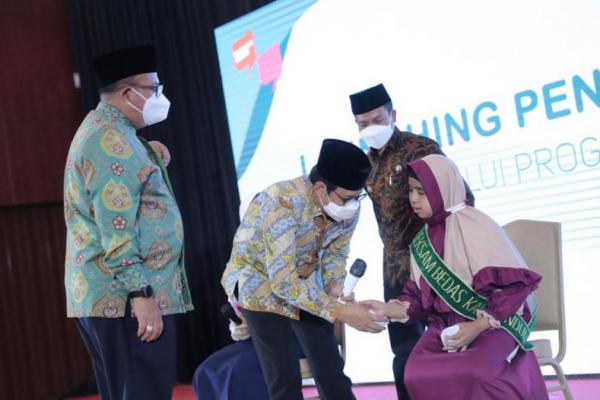 Gus Menteri bersama Bupati Bandung Dadang Supriatna bersama Ketua Fraksi PKB DPR H Cucun Ahmad Syamsurijal meluncurkan Program Sekolah Mengaji itu.