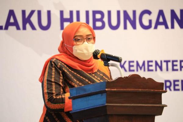 Dirjen Putri menambahkan, selain Upah Minimum (UM), saat ini pemerintah harus mendorong implementasi struktur dan skala upah di perusahaan-perusahaan.