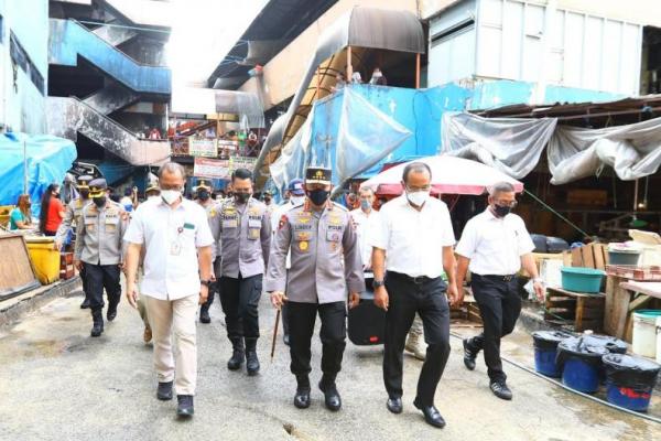 Baru saja kita meninjau langsung terkait distribusi minyak curah di pasar dan hari ini kita melaksanakan pengecekan di Pasar Minggu untuk mengetahui apakah minyak curah tersedia.