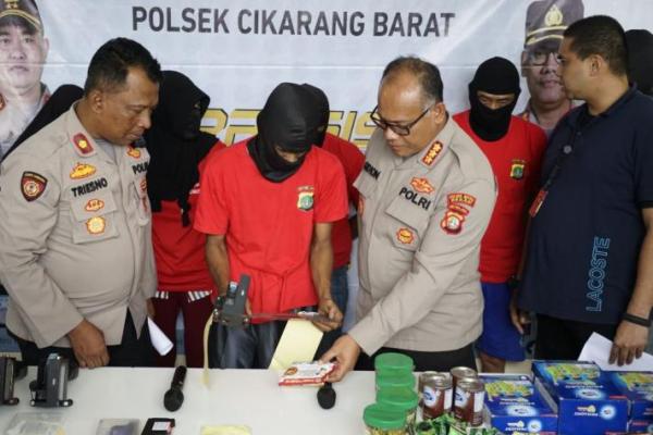 Polisi mengungkap temuan makanan serta kosmetik kedaluwarsa yang dikemas ulang.