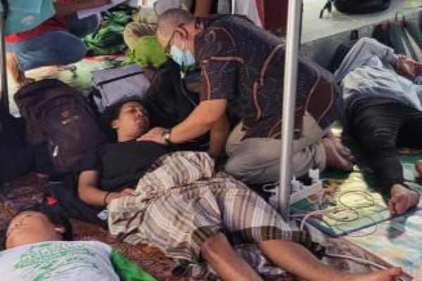 Aksi Mogok Makan Korban Amman Mineral Terus Berlanjut, Lima Orang Dilarikan ke RS