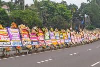 Ribuan Karangan Bunga Penuhi Jalan HR Rasuna Said, Ada Apa?