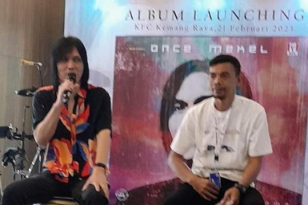 Solois Once Mekel mengeluarkan album teranyarnya bertajuk Sigma. Satu lagunya diisi eks giotaris Guns N Roses.