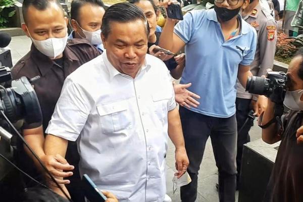 Hariyanto menjadi sorotan publik setelah istrinya, Adrias diduga memamerkan harta dan gaya hidup mewah di media sosial.