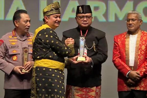 Dirjenpas dan 2 Orang Petugas Wali Pemasyarakatan Terima Penghargaan BNPT Awards 2023