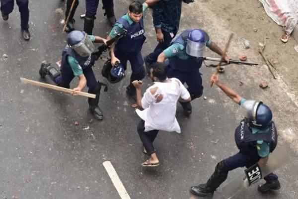 Polisi Bangladesh menembakkan peluru karet dan gas air mata untuk membubarkan massa yang melempar batu yang memblokade jalan-jalan utama di ibu kota Dhaka pada Sabtu (29/7).