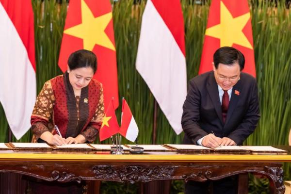 Dalam kesempatan ini, saya dan Bapak Vuong Dinh Hue menekankan arti penting kerja sama antara kedua negara, serta mendukung soliditas ASEAN dalam menjaga perdamaian dan stabilitas di kawasan, melalui dukungan diplomasi parlemen.