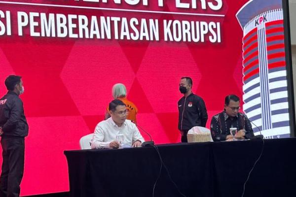 Perbuatan tersangka Den Yealta diduga mengakibatkan kerugian keuangan negara sejumlah sekitar Rp296,2 miliar.