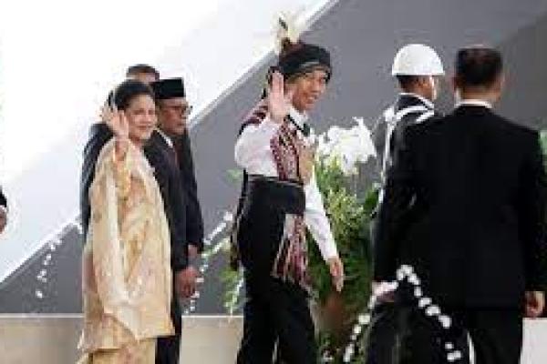 Presiden Jokowi tiba di gedung DPR/MPR menjelang penyampaian pidato kenegaraan di Sidang Tahunan MPR. Jokowi hadir menggunakan baju adat dari Tanimbar, Maluku.