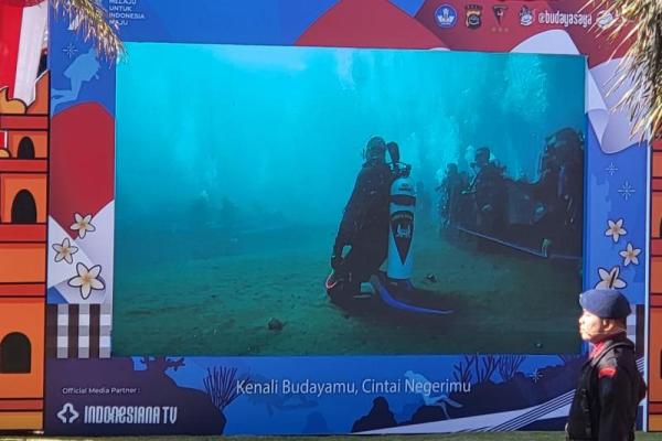 Genjot Pemajuan Kebudayaan, Kemendikbudristek Kibarkan Merah Putih Bawah Laut