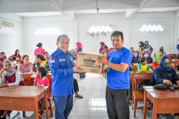 Cegah Stunting, Syarief Hasan Beri Bantuan Susu Ibu Hamil dan Makanan Tambahan Balita