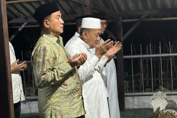 Kiai Langitan Ajak Yusril Ziarah ke Makam Kiai Abdullah Faqih