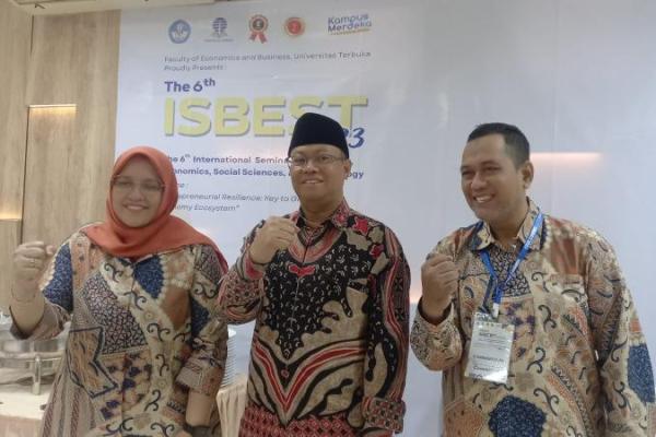 Rektor Universitas Terbuka (UT), Prof. Ojat Darojat menekankan pentingnya menggencarkan kampanye ekonomi hijau (green economy) dan ekonomi biru (blue economy).