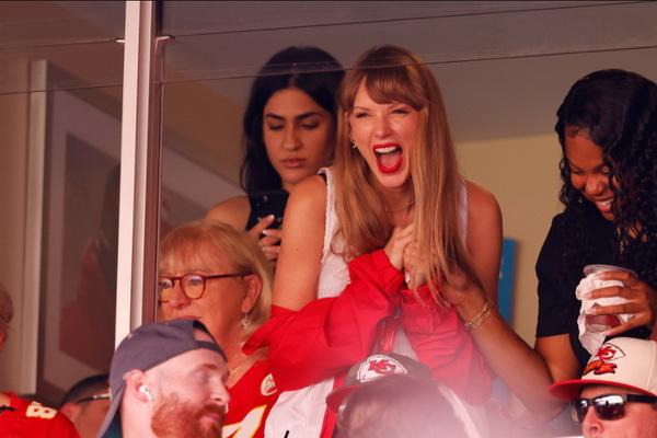 Nonton Bareng Ibu Travis Kelce, Taylor Swift Bersorak saat Bintang NFL