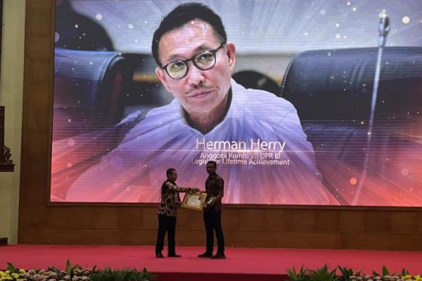 KWP AWARD 2023 Herman Herry Raih Legislator Lifetime Achievement: Wartawan Mitra Utama Saya