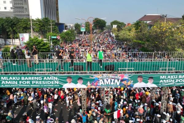 Bacapres dan bacawapres Koalisi Perubahan untuk Persatuan (KPP) itu kompak mengenakan rompi hijau khas Partai Kebangkitan Bangsa (PKB).