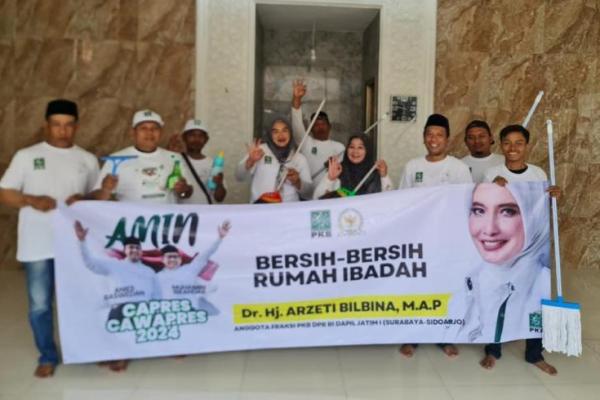 Relawan AMIN  bersama Anggota DPR RI Arzeti Bilbina bersih-bersih Masjid di Hari Santri.