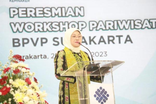 Menaker Resmikan Gedung Workshop Pelatihan Pariwisata Di Surakarta