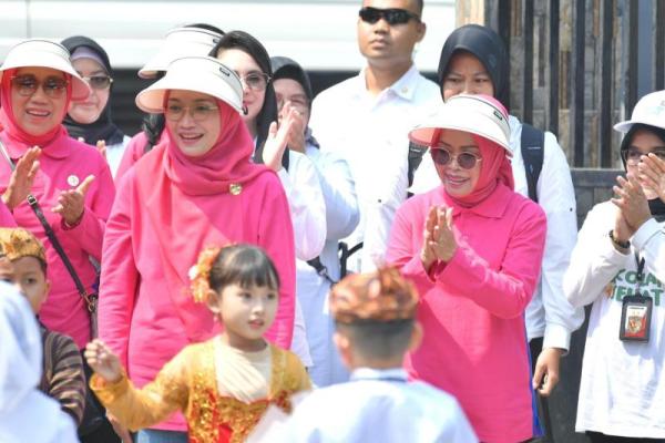 Mereka datang bersama anggota Organisasi Aksi Solidaritas Era Kabinet Indonesia Maju (OASE KIM) dalam rangka kegiatan sinergitas 5 Bidang Oase KIM, yakni pada sektor kesehatan keluarga.