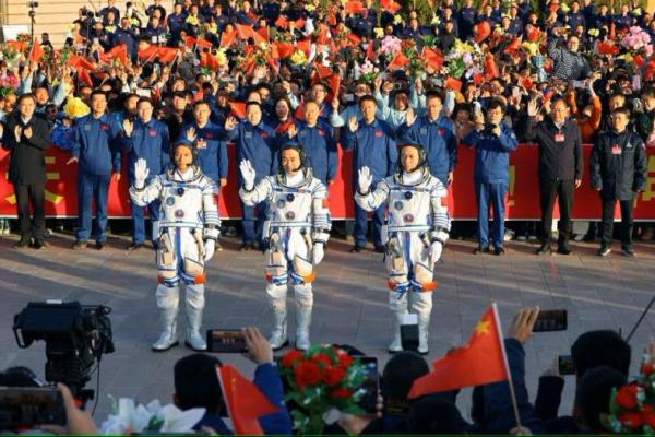 Awak Astronot Termuda China Berangkat Ke Stasiun Luar Angkasa