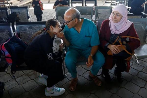 Dokter di Gaza Rela Berpisah dengan Keluarga demi Rawat Korban Perang