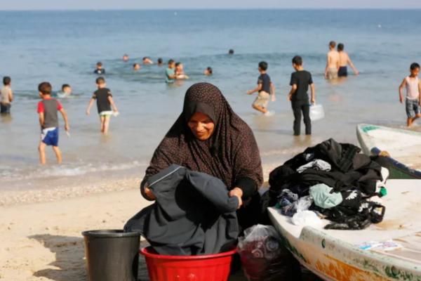 Kekurangan Air Bersih, Pengungsi Gaza Mandi dan Mencuci di Laut Mediterania