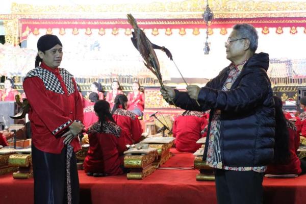 Antusias masyarakat ikuti sosialisasi Program Strategis Kementerian ATR/BPN yang berbentuk pagelaran wayang kulit,