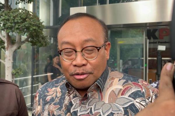 Penerbitan izin pelelangan itu disetujui Lalu saat masih menjabat sebagai Kepala Dinas Penanaman Modal dan Pelayanan Terpadu Satu Pintu Provinsi NTB.