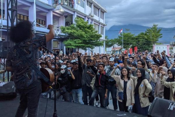 Tolak politik dinasti dan pelanggar HAM. Begitu banyak ketimpangan yang terjadi di masyarakat. Kita punya keresahan yang sama. Negara kita tidak lagi berpihak pada masyarakat. Tidak berpihak kepada petani dan nelayan.