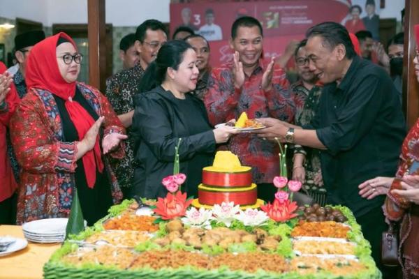 Ketua DPR RI sekaligus Ketua DPP PDIP Puan Maharani menghadiri syukuran hari jadi partai berlambang banteng moncong putih itu di Solo, Jawa Tengah.