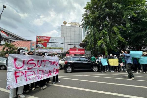 Jadi aksi ini memang dilakukan serentak oleh mahasiswa. Kami menuntut pemerintah untuk menindak atau mengusut tuntas tentang pelanggaran HAM berat baik yang sudah diakui maupun yang belum diakui.