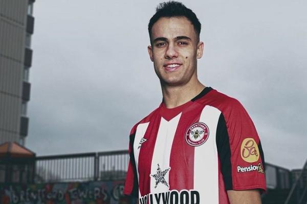 Brentford juga mengonfirmasi bahwa mereka tidak memiliki klausul pembelian permanen untuk sang bek dalam kontrak peminjaman mereka