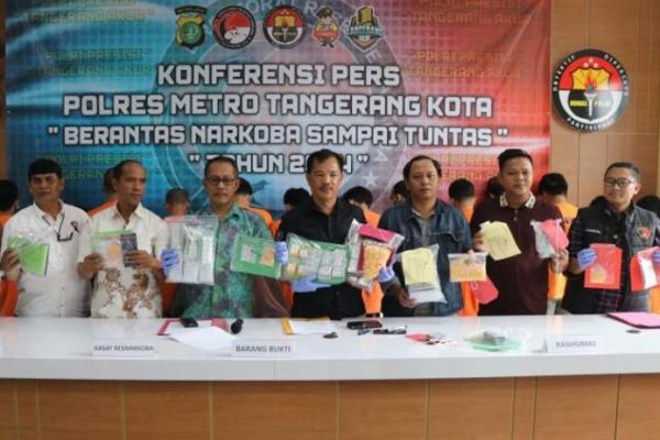 Polres Tangerang Kota tetapkan 16 orang tersangka peredaran obat-obatan terlarang.