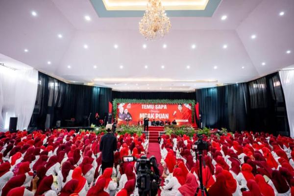 Para Ibu Nyai, para Srikandi se-Kabupaten Sumenep, syukur Alhamdulillah kita semua dapat berkumpul dalam acara hari ini. Saya senang bisa datang ke Sumenep untuk bertemu dengan Ibu-Ibu PKK semua.