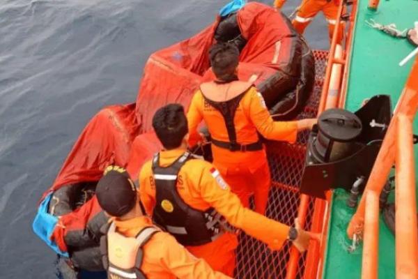 Tim SAR Gbaungan terus melakukan pencarian penumpang tenggelamnya Kapal LCT Bora V di perairan Tagulandang, Sulawesi Utara