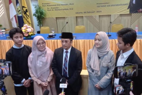 Ustadz Yusuf Mansur sukses mempertahankan disertasi S3 di Universitas Trisakti sehingga meraih gelar doktor