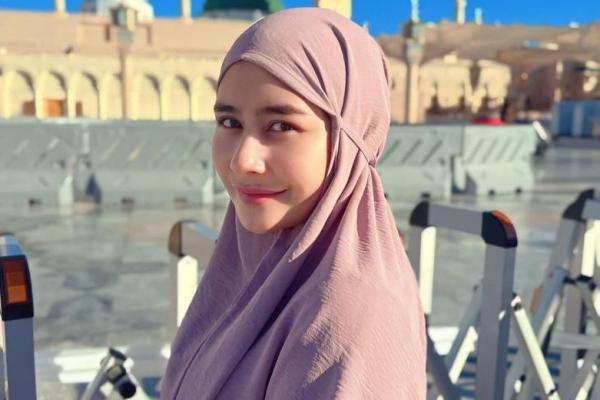 Prilly Latuconsina menangis saat jalankan ibadah umrah ke Tanah Suci. Mengapa?