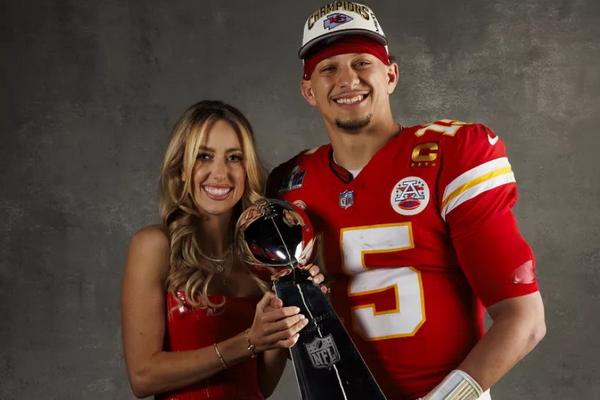 Brittany Mahomes Dan Patrick Mahomes Cium Trofi Vince Lombardi Usai ...