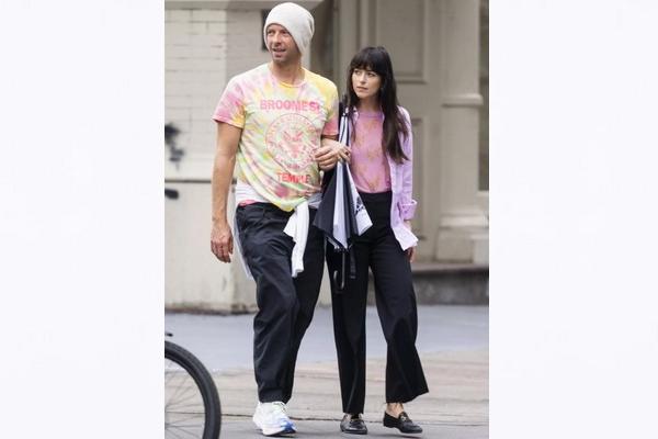 Kisah Cinta Chris Martin dan Dakota Johnson Digosipkan Putus, Apa Sebenarnya yang Terjadi?