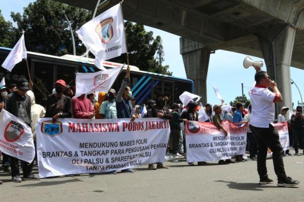 PB Kami aksi depan Mabes Polri mendesak berantas dan tangkap pembuat oli palsu 