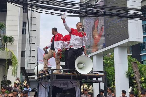 PB KAMI melakukan aksi di depan Gedung Kemendag terkait dugaan pemalsuan pelumas atau oli.