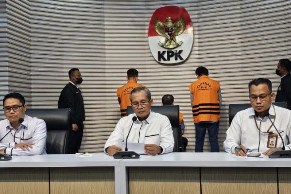 KPK juga menahan mantan Kadiv Umum, Hukum, dan Aset PTPN XI Mochamad Khoiri dan Komisaris Utama PT Kejayan Mas.