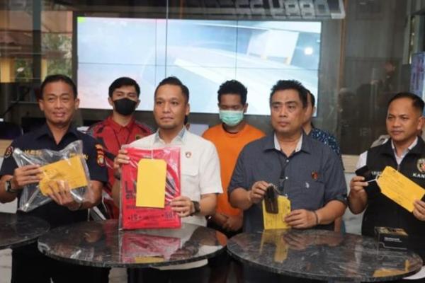 Polres Metro Jakarta Utara mengamankan pria berinisial AMP (25), pelaku pencurian ban mobil di parkiran ITC Cempaka Mas