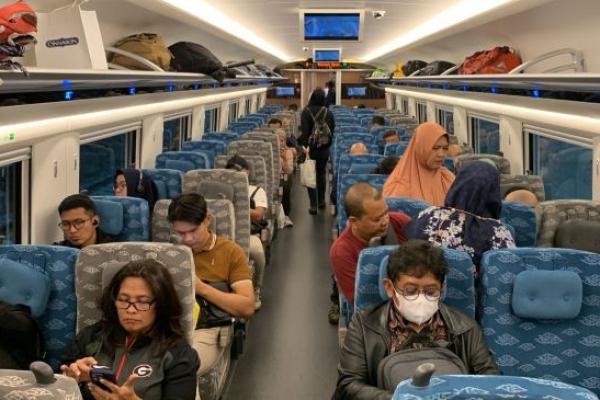 KCIC setidaknya menyediakan 28.000 kursi penumpang setiap harinya yang terbagi dalam 48 perjalanan kereta dari Jakarta maupun dari Bandung
