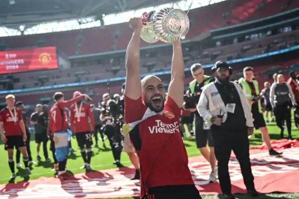 Menurut laporan tersebut, Jose Mourinho sangat menginginkan jasa Amrabat di timnya