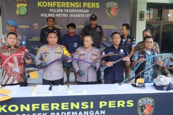 Polisi mengamankan dua dari enam pelaku pembacokan saat tawuran yang terjadi di perempatan Alexis